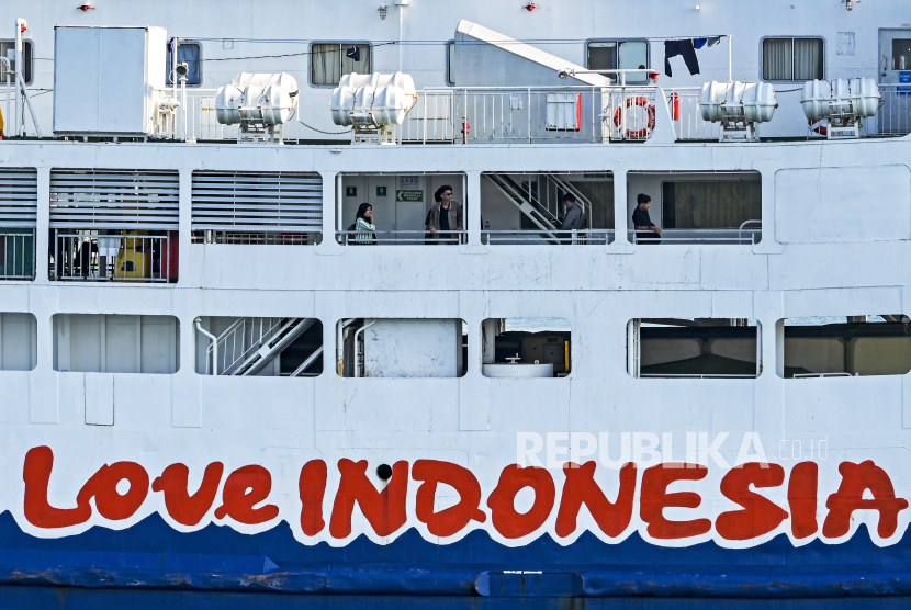 enumpang is on board ASDP Indonesia Ferry (Persero). (illustration)