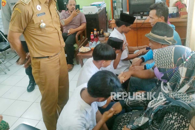 Anggota geng motor Nesixyu (Negeri Kosong Enam Indramayu) menyatakan keluar dari keanggotaan dan membubarkan organisasi mereka, sambil sungkem kepada orang tua.  