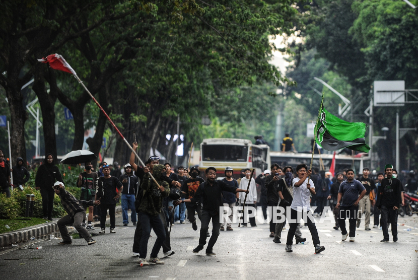 Sejumlah pengunjuk rasa terlibat bentrokan dengan anggota kepolisian saat aksi 28 Agustus 2025 di Kawasan Senayan, Jakarta, Kamis (28/8/2025). Aksi yang digelar untuk mengkritisi kinerja anggota dewan serta pemberian tunjangan perumahan bagi anggota DPR tersebut berakhir ricuh.