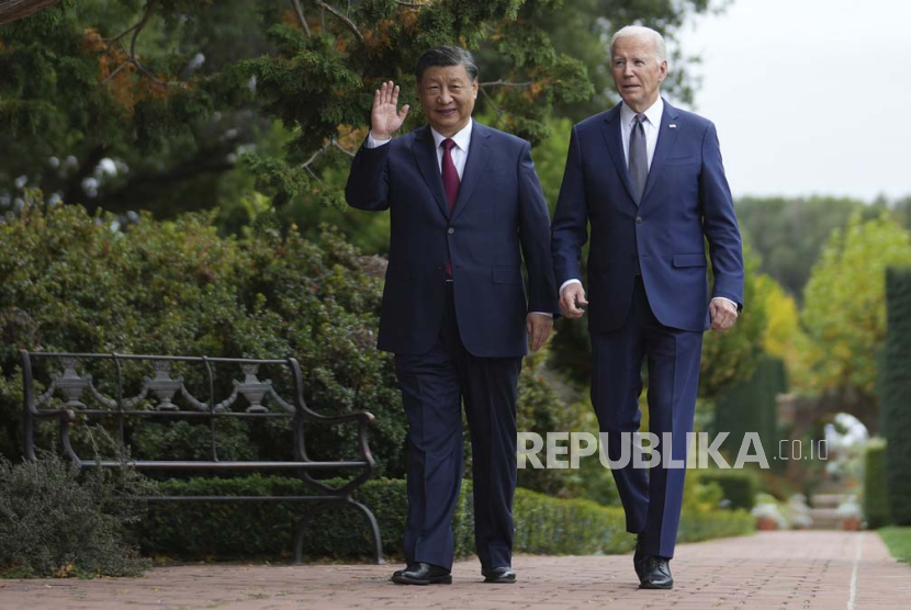 Presiden AS Joe Biden dan Presiden Cina Xi Jinping berjalan di taman di Filoli Estate di Woodside, California, Rabu, 15 November 2023, di sela-sela konferensi Koperasi Ekonomi Asia-Pasifik.