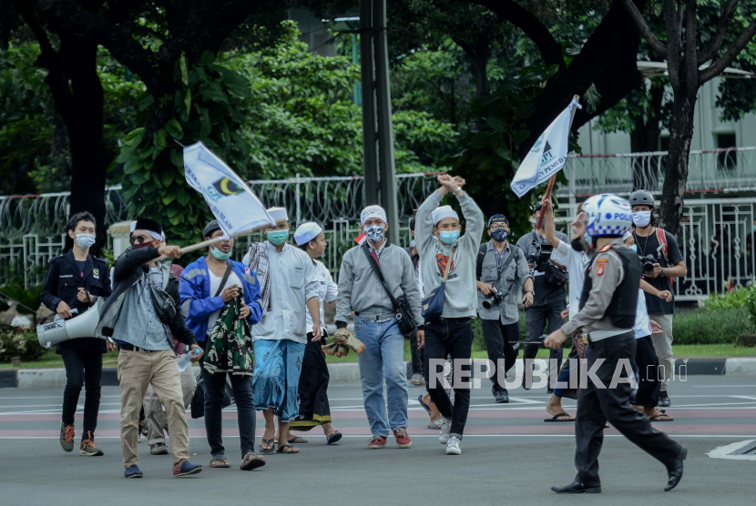 Aparat kepolisian membubarkan paksa massa aksi  unjuk rasa 1812 Front Pembela Islam (FPI) yang hendak menggelar aksi di sekitar Patung Kuda Arjuna Wiwaha, Jakarta Pusat, Jumat (18/12). Polisi memukul mundur massa yang menolak dibubarkan guna menghindari kerumunan. Sebanyak 5.000 personel gabungan dari unsur TNI-Polri dan Pemprov DKI Jakarta disiapkan untuk mengawal dan mengamankan unjuk rasa 1812 di kawasan Istana Negara. Republika/Thoudy Badai