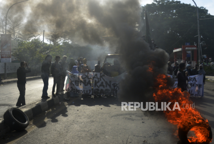 Mahasiswa membakar ban bekas saat berunjuk rasa di Makassar, Sulawesi Selatan, Selasa (6/9/2022). Unjuk rasa mahasiswa yang menolak kenaikan harga bahan bakar minyak (BBM) masih terjadi di sejumlah lokasi di Makassar. 