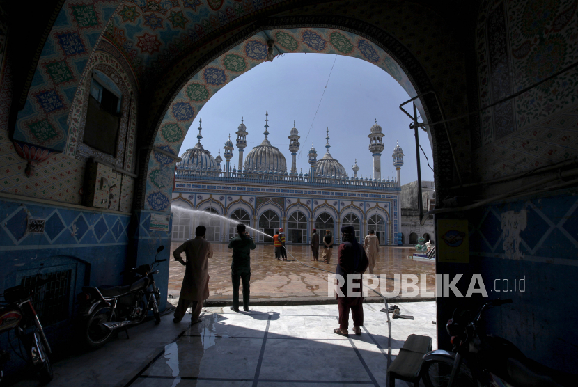 Pakistan dan Bangladesh disatukan dengan sentimen Islam di Rawalpindi, Pakistan, Selasa (21/4/2020).  