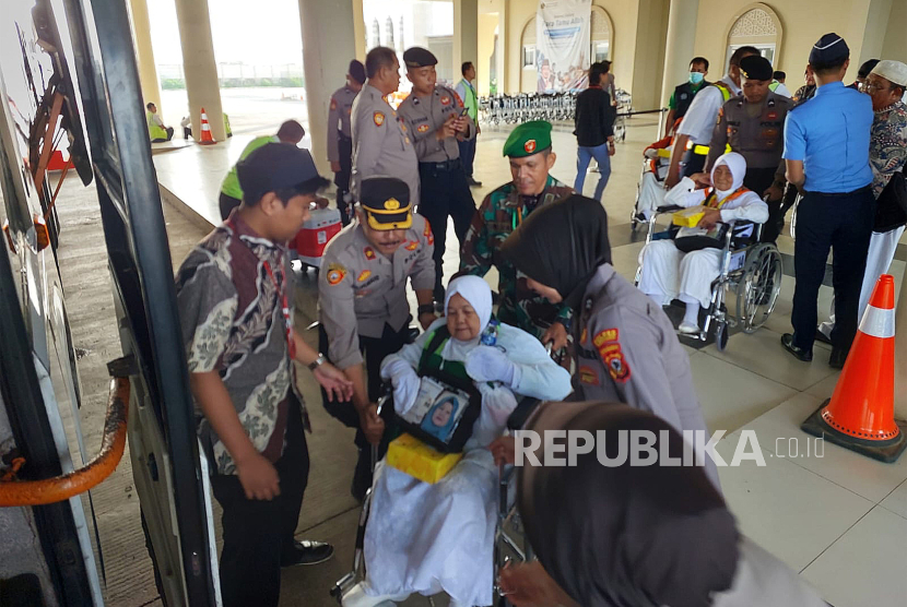 Polres Indramayu dan Kodim 0616/Indramayu kembali melaksanakan pengamanan keberangkatan calon jamaah haji (calhaj) di Asrama Haji Kabupaten Indramayu, Jawa Barat, Senin (10/6/2024). 