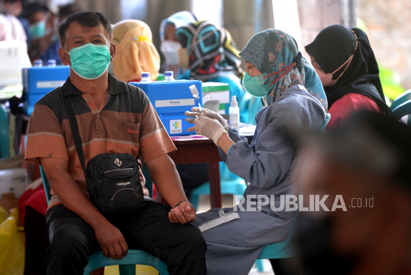Warga mengikuti vaksinasi Covid-19 di Mushola Al Hidayah, Pakem, Sleman, DI Yogyakarta.