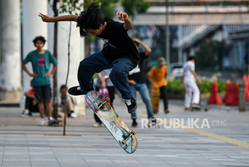 Seorang pemuda bermain skateboard di kawasan Sudirman, Jakarta, Ahad (14/6/2020). Meski dalam masa Pembatasan Sosial Berskala Besar (PSBB) transisi, skatepark tetap ramai pengunjung