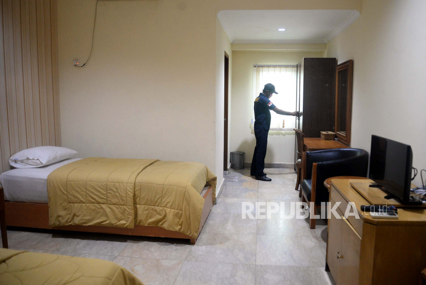Petugas memeriksa kamar di area hotel SMK Negeri 27 Jakarta, Selasa (21/4). Warga yang datang dari daerah episentrum diminta untuk melakukan isolasi mandiri.