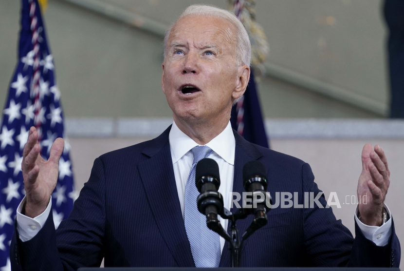 Presiden Joe Biden menyampaikan pidato tentang hak suara di National Constitution Center, Selasa, 13 Juli 2021, di Philadelphia.