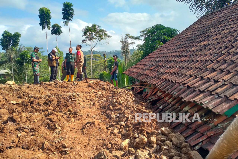 Petugas memeriksa rumah terdampak bencana longsor di Desa Cukangjayaguna, Kecamatan Sodonghilir, Kabupaten Tasikmalaya, Jawa Barat, yang terjadi pada Rabu (15/11/2023). 