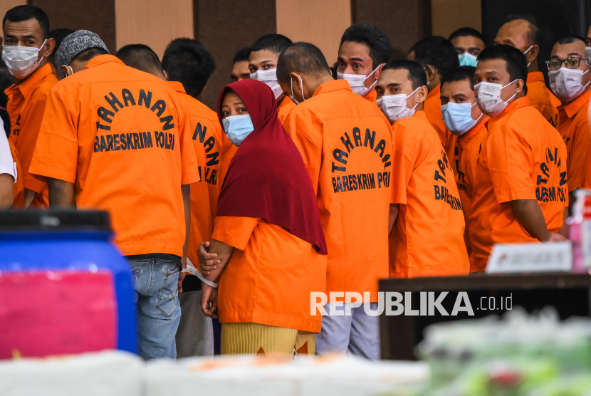 Sejumlah tersangka dihadirkan saat konferensi pers pengungkapan peredaran narkoba di Gedung Bareskrim Polri, Jakarta, Rabu (5/3/2025). Bareskrim Polri mengungkap peredaran narkoba di Indonesia selama Januari-Februari 2025 dengan barang bukti narkoba seberat 4,1 ton atau senilai Rp2,7 triliun. 