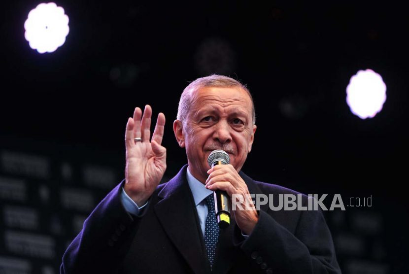  Presiden Turki Recep Tayyip Erdogan berbicara dalam acara kampanye pemilihannya di Istanbul, Turki, Jumat (12/5/2023). Turki akan mengadakan pemilihan umum pada 14 Mei 2023 dengan sistem dua putaran untuk memilih presidennya, sedangkan pemilihan parlemen akan diadakan secara bersamaan.