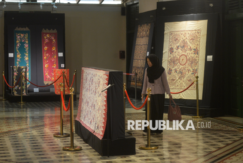 Pengunjung melihat kain yang dipamerkan di Museum Tekstil, Jakarta, Jumat (30/5/2025).