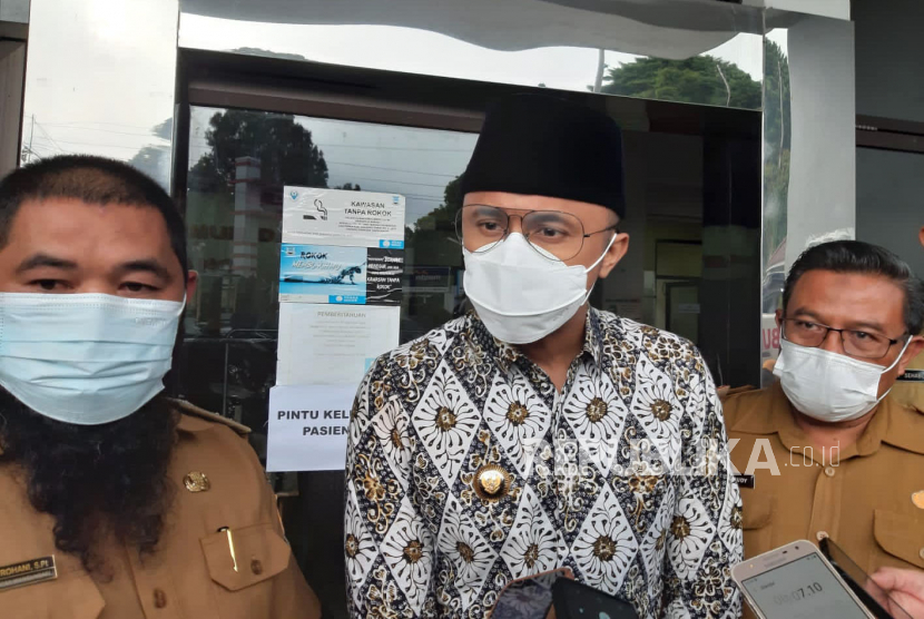 Bupati Bandung Barat Hengky Kurniawan menjelaskan kasus ratusan warga Kampung Cijengkol, RW 05, Desa Wangunsari, Kecamatan Lembang yang diduga mengalami keracunan akibat mengkonsumsi makanan dari acara hajatan, Selasa (28/2/2023). 