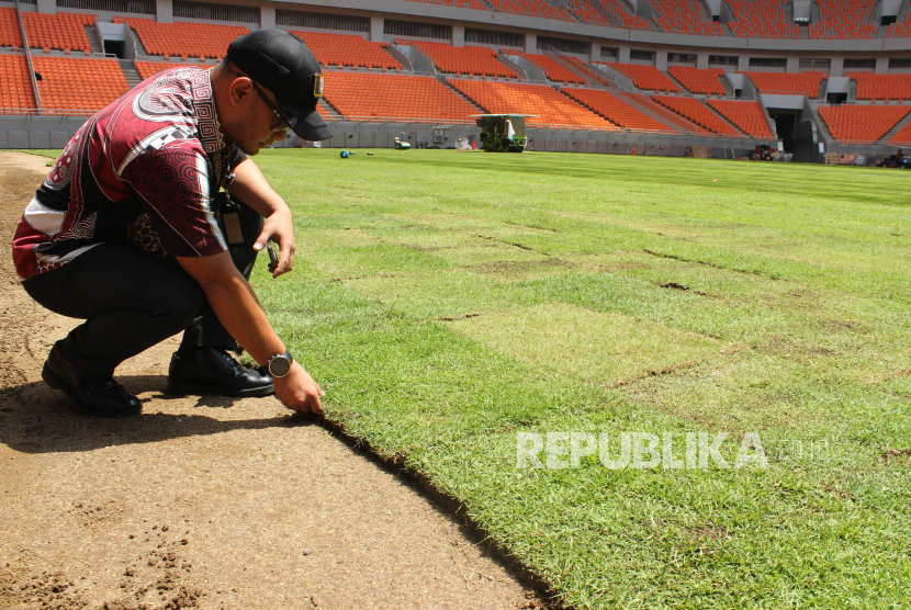 Petugas memeriksa rumput Jakarta Internasional Stadium (JIS) yang dalam proses perbaikan di Jakarta, Kamis (19/10/2023). Pemprov DKI Jakarta menyatakan renovasi JIS untuk Piala Dunia U-17 mencapai 95 persen dan ditargetkan selesai pada akhir Oktober 2023. 
