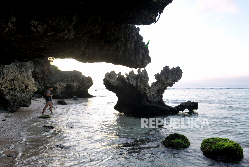 Wisatawan mengunjungi kawasan Pantai Thomas, Padang-Padang, Badung, Bali (ilustrasi). Kementerian Keuangan menganggarkan Rp 1,1 triliun untuk memulihkan sektor pariwisata di Bali.