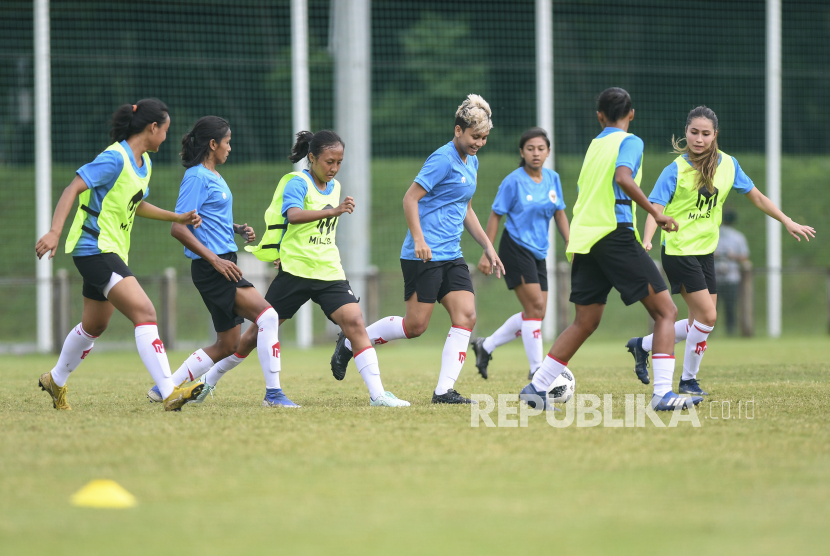 Sejumlah pesepak bola timnas putri Indonesia mengikuti latihan di Lapangan D, Kompleks Gelora Bung Karno, Senayan, Jakarta, Senin (8/3/2021). Latihan tersebut digelar untuk persiapan laga di ajang SEA Games 2021 Vietnam. 
