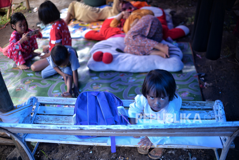 Warga korban gempa Cianjur beraktivitas di tenda pengungsian di Desa Cibulakan, Cuenang, Kabupaten Cianjur, Jawa Barat, Selasa (27/12/2022).