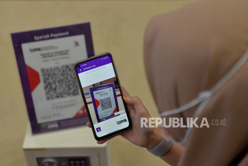 Jamaah melakukan donasi dengan menggunakan fitur kode QR pada aplikasi Muamalat DIN di kotak amal Masjid Al-Muamalah, Muamalat Tower, Jakarta, Kamis (12/1/2023). Bank Indonesia (BI) mengakselerasi digitalisasi sistem pembayaran untuk meningkatkan efisiensi sistem pembayaran dalam menjaga momentum pemulihan ekonomi, salah satunya dengan menargetkan 45 juta pengguna QR Indonesian Standard (QRIS) pada 2023.