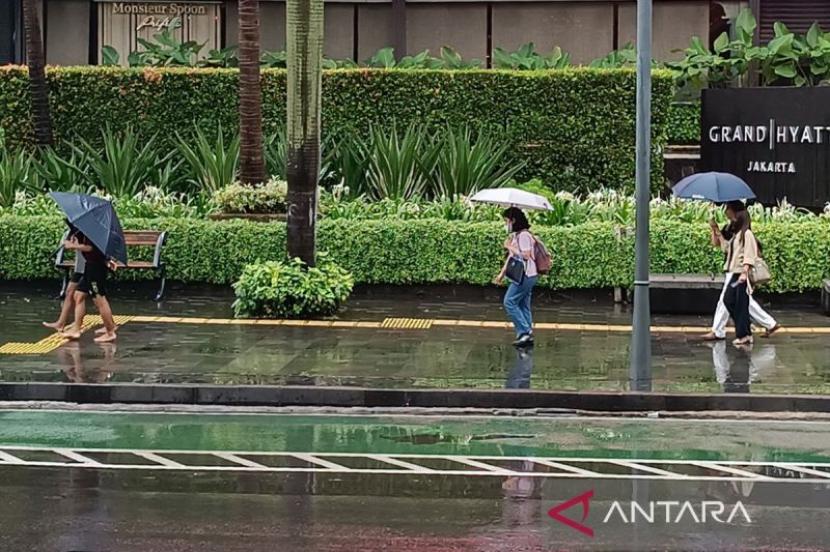 BMKG prakirakan hujan ringan di Jakarta pada siang hari.