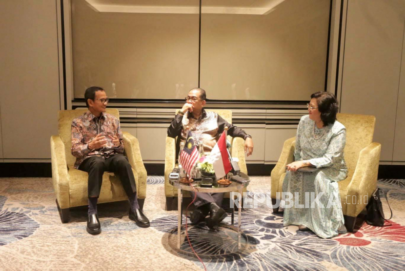 Plt Direktur Jenderal Pendidikan Tinggi, Riset, dan Teknologi Kemendikbudristek Nizam (kiri) dan Menteri Pendidikan Tinggi Malaysia Mohamed Khaled Nordin (tengah) dalam sesi konferensi pers di Hotel Mandarin Oriental, Jakarta Pusat, Selasa (18/7/2023).