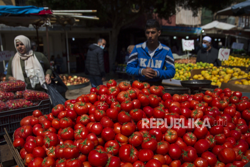  Seorang pedagang memajang sayuran untuk persiapan Ramadhan di sebuah pasar di Beirut, Lebanon, Senin, 12 April 2021.