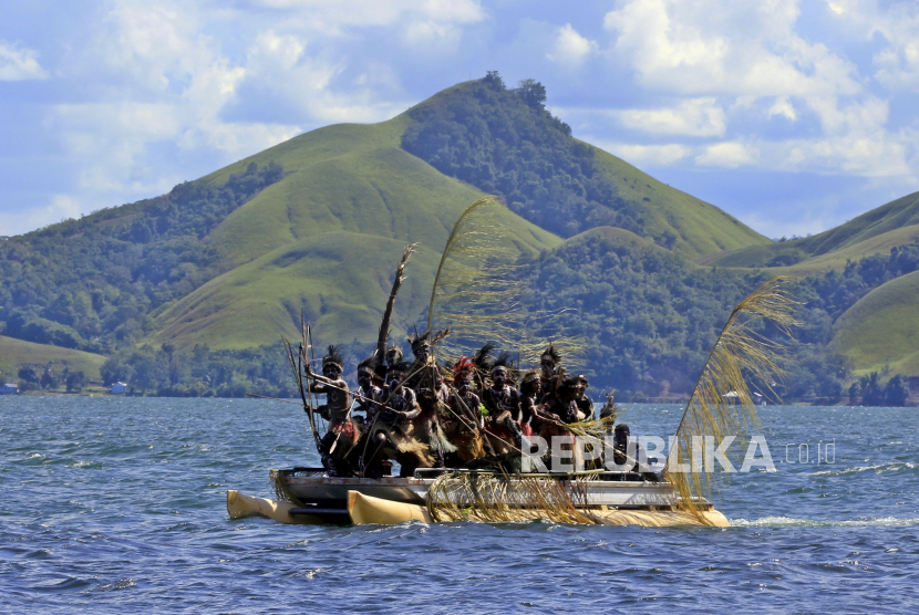 Sejumlah penari menampilkan tari Isosolo dalam Festival Danau Sentani ke-13 di Pantai Khalkote, Kabupaten Jayapura, Papua. Senator Papua Yorrys Raweyai berharap daerah otonomi baru di Papua tak menjadi beban.
