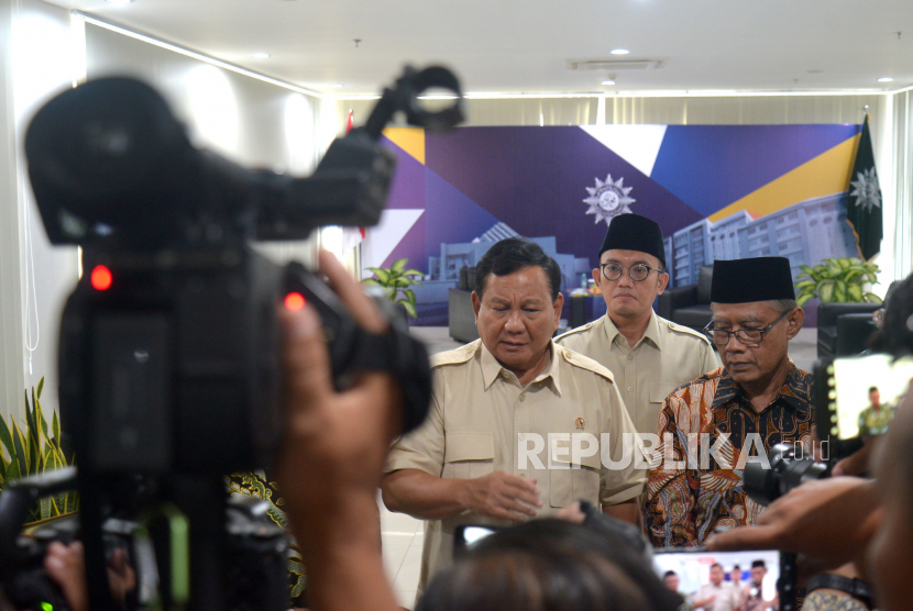 Menteri Pertahanan Prabowo Subianto menjawab pertanyaan wartawan usai pertemuan di Kampus 4 Universitas Ahmad Dahlan, Kabupaten Bantul, DI Yogyakarta, Jumat (14/7/2023). 