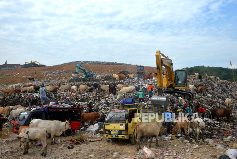 Aktivitas pembongkaran sampah normal kembali di Tempat Pengolahan Sampah Terpadu (TPST) Piyungan, Bantul, Yogyakarta, Kamis (12/5/2022). Pemkab Sleman akan menerapkan sanksi tegas bagi warga yang tidak memilah sampah.