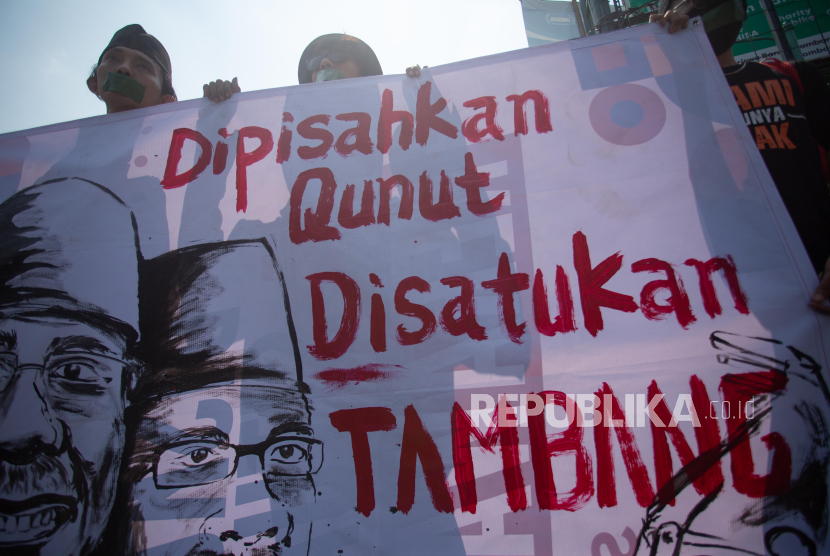 Massa yang tergabung dalam Forum Cik Di Tiro melakukan aksi di depan Universitas Aisyiyah, Sleman, DI Yogyakarta, Sabtu (27/7/2024). Dalam aksinya mereka meminta kepada Pimpinan Pusat Muhammadiyah menolak pemberian izin tambang batubaru untuk ormas keagamaan. 