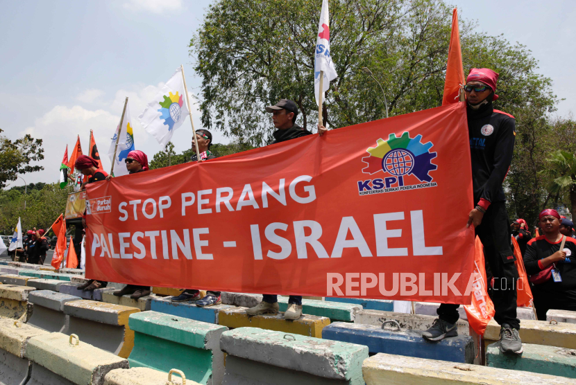 Aktivis memegang spanduk bertuliskan Hentikan perang antara Palestina dan Israel saat unjuk rasa menentang konflik Israel-Palestina, di depan Kedutaan Besar AS di Jakarta, Indonesia, 10 Oktober 2023.