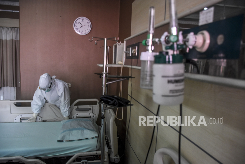 Tenaga kesehatan merapikan tempat tidur pasien di Ruang Isolasi Zam-Zam di RSUD Al-Ihsan, Baleendah, Kabupaten Bandung, Jumat (27/8). Berdasarkan data dari Pusat Informasi dan Koordinasi Covid-19 Provinsi Jawa Barat (Pikobar) pada (26/8), tingkat keterisian tempat tidur atau Bed Occupancy Rate (BOR) rumah sakit yang melayani Covid-19 dan tidak melayani Covid-19 mengalami penurunan dengan total keterisian 19,92 persen dibandingkan dengan bulan lalu yang mencapai 91,12 persen.