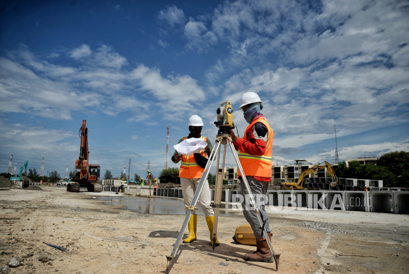 Pekerja menyelesaikan proyek pembangunan sirkuit Formula E di kawasan Taman Impian Jaya Ancol, Jakarta Utara, Ahad (6/3/2022).