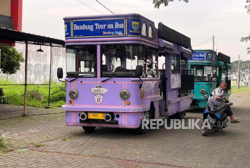 Suasana di titik kumpul program Ngabosman (Ngabuburit Naik Bandros di Kecamatan) untuk warga Kecamatan Cibiru dan Panyileukan, Kota Bandung, Jawa Barat, Selasa (28/3/2023). 