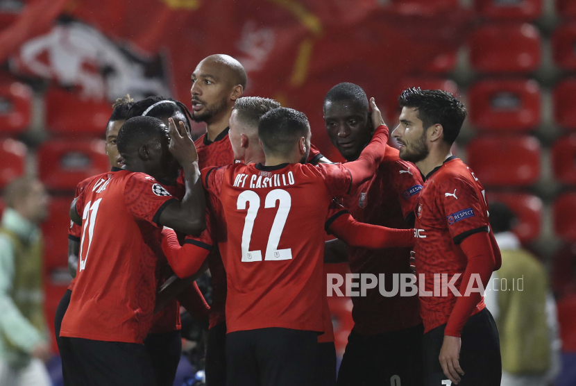  Para pemain Rennes merayakan gol Serhou Guirassy yang kini membela Stuttgart. Manchester United sedang mempertimbangkan untuk menggaet Serhou Guirassy.