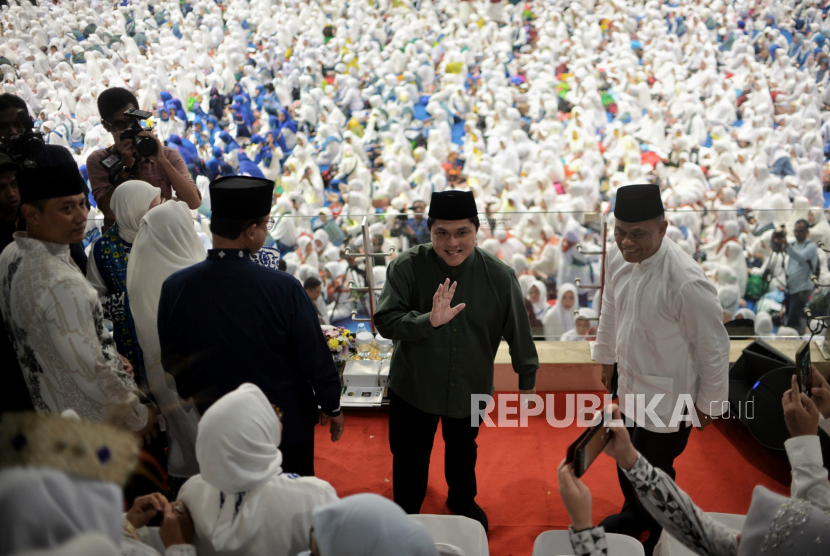 Menteri BUMN Erick Thohir  saat menghadiri kegiatan Puncak Tasyakur Milad ke-42 Badan Kontak Majelis Taklim (BKMT) di Istora GBK, Senayan, Jakarta, Selasa (21/2/2023). Ribuan jaamah dari berbagai daerah di Indonesia mengikuti kegiatan milad ke-42 di Senayan Jakarta. Selain itu, sejumlah tokoh juga turut hadir diantaranya Menteri BUMN Erick Thohir, Mendag Zulkifli Hasan, mantan Gubernur DKI Jakarta Anies Baswedan, dan Ketua Umum Parta Demokrat Agus Harimurti Yudhoyono. Dalam acara Tasyakur tersebut, BKMT bertekad menjadi garda terdepan dalam pemberdayaan umat.