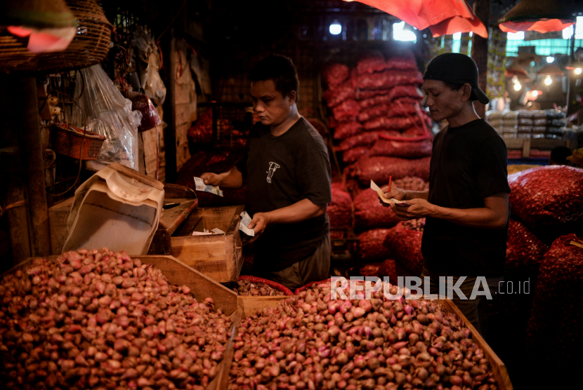 Pedagang bawang melakukan transaksi di Pasar Induk Kramat Jati, Jakarta, Senin (20/2/2023). Menjelang bulan suci Ramadhan 1444 Hijriah, sejumlah kebutuhan bahan pangan seperti cabai rawit merah, cabai keriting, dan kentang mulai merangkak naik. Untuk harga cabai rawit merah saat ini kisaran Rp67.000 hingga Rp70.000 per kilogram, dari harga sebelumnya sekitar Rp50.000 per kilogram, dan harga kentang mengalami kenaikan Rp3.000 menjadi Rp17.000 per kilogram. Sementara untuk harga bawang merah cenderung mengalami penurunan dari sebelumnya Rp40.000 per kilogram, kini Rp35.000 per kilogram.