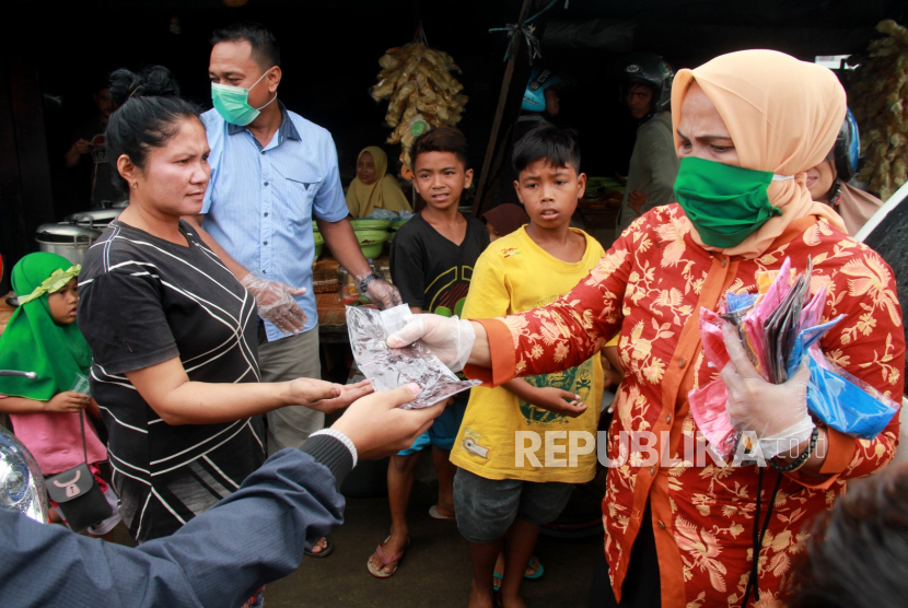 Petugas membagikan masker kain kepada warga (ilustrasi). Satgas Bencana Nasional BUMN membagikan 16 ribu masker di seluruh Kalimantan Barat.