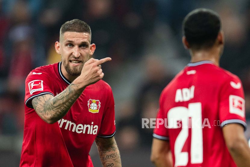 Pemain Bayer Leverkusen Robert Andrich (kiri).