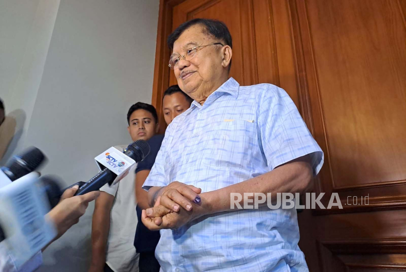 The 10th and 12th Vice President of the Republic Jusuf Kalla gave a press statement regarding the arrival of the 1st parliamentary office Anies Baswedan-Muhaimin Iskandar in the midst of the quick count process, at his residence on Jalan Brawijaya, Kebayoran Baru, South Jakarta, Wednesday (14/2/2024).