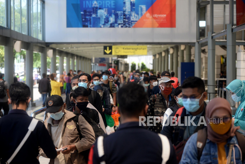 Sejumlah penumpang mengantri untuk memasuki area peron di Stasiun Pasar Senen, Jakarta (ilustrasi). Kementerian Perhubungan (Kemenhub) mengeluarkan aturan baru perjalanan bagi penumpang kereta api (KA) jarak jauh.Prayogi/Republika.