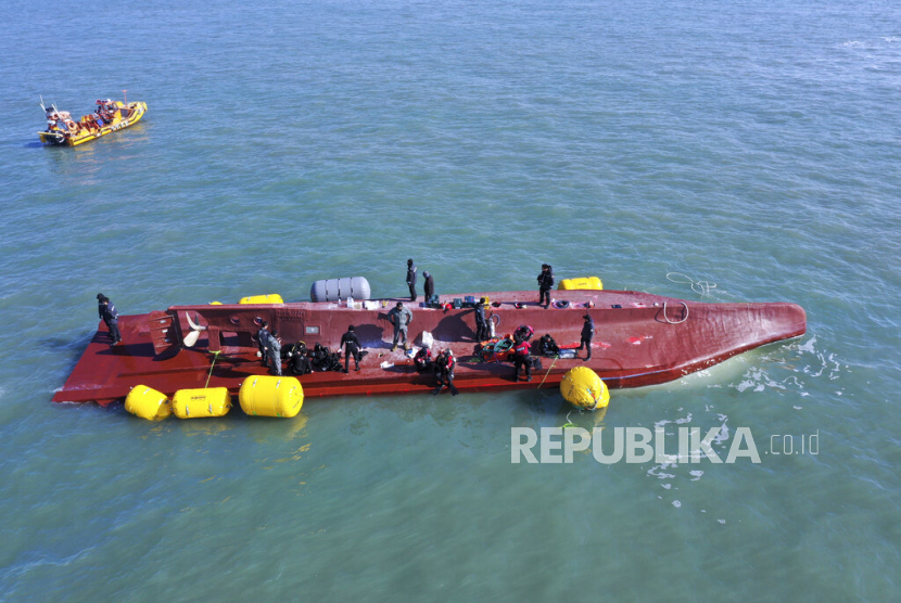Sebuah kapal penangkap ikan Cina terbalik di Samudra Hindia tengah. Seluruh awaknya yang terdiri dari 17 warga Cina, 17 warga Indonesia, dan lima warga Filipina dinyatakan hilang.