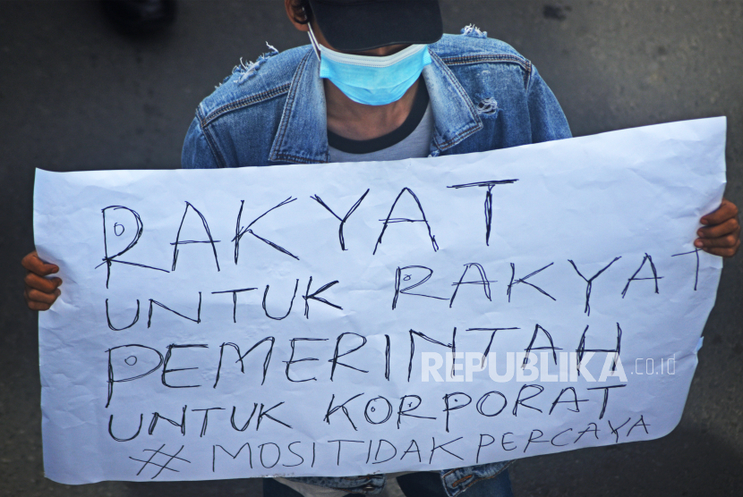 Sejumlah demonstran yang tergabung dalam Aliansi Gerakan Mahasiswa Banten berunjuk rasa menolak pengesahan Undang-undang Cipta Kerja di Bundaran Ciceri, Serang, Banten, Kamis (22/10/2020). Mereka mendesak pemerintah mencabut UU tersebut karena dinilai merugikan rakyat. 