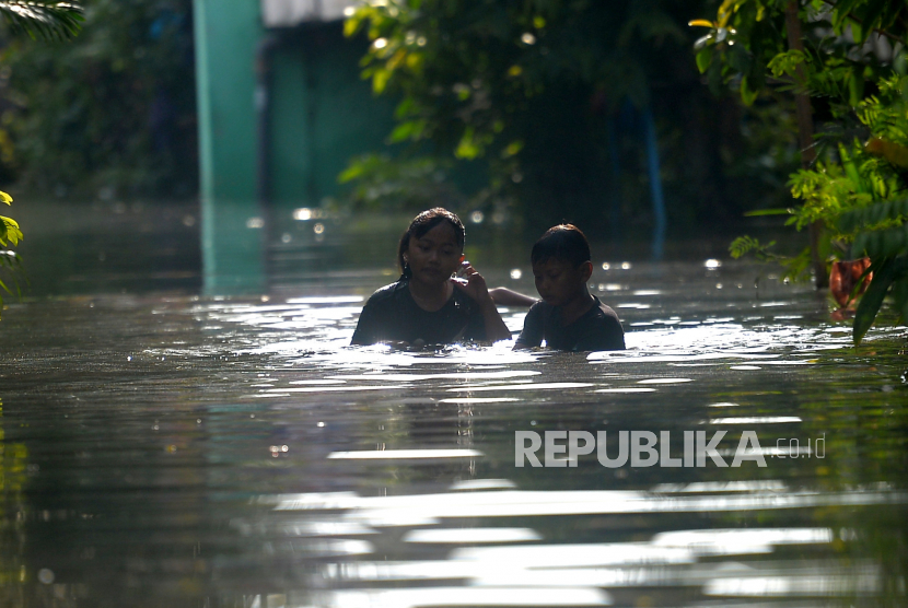 Anak- anak bermain air banjir di Kelurahan Trimulyo, Genuk, Semarang, Jawa Tengah, Selasa (3/12/2023). Gubernur Jateng Ganjar Pranowo meminta bantuan Kementerian PUPR atasi banjir Semarang