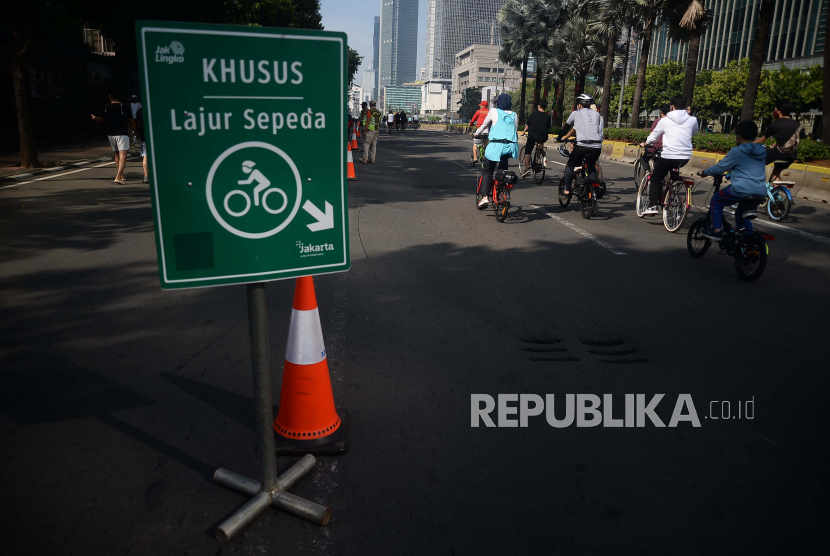Warga berolahraga saat kegiatan Hari Bebas Kendaraan Bermotor (HBKB) di Kawasan Bundaran HI, Jakarta, Ahad (21/6). Pemerintah Provinsi DKI Jakarta akan meniadakan HBKB di Sudirman-Thamrin dan menggantinya di 32 lokasi di Jakarta.