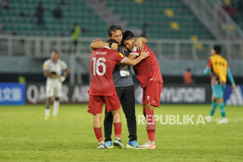 Pelatih Timnas Indonesia Bima Sakti memeluk pemain usai bertanding pada babak penyisihan Piala Dunia U-17 2023. 