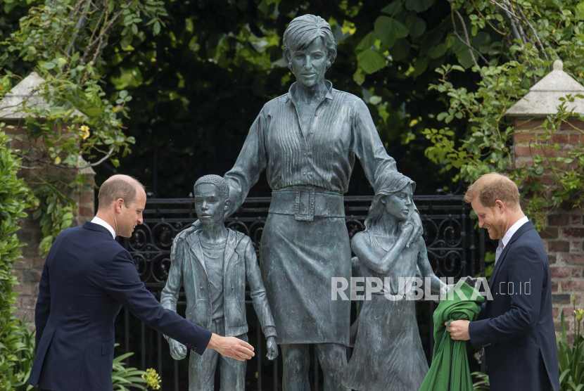 Pangeran William dari Inggris, kiri dan Pangeran Harry meresmikan patung ibu mereka Putri Diana, di Taman Sunken di Istana Kensington, London, Kamis 1 Juli 2021. Menurut Pangeran William, Diana senang menyanyikan lagu Tina Turner saat mengantarkannya dan Harry ke sekolah.