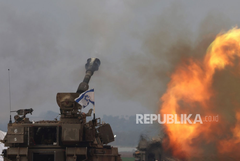 Unit artileri Israel melakukan penembakan terhadap sasaran di Jalur Gaza dari lokasi yang dirahasiakan di dekat perbatasan Gaza, Israel, 14 Desember 2023.