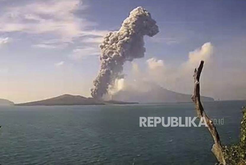 Gunung Anak Krakatau (Dok). Sepanjang Selasa (28/11/2023), periode pukul 00.00 hingga 14.45 WIB, PVMBG melaporkan jumlah letusan Gunung Anak Krakatau yang tercatat sebanyak tujuh kali.