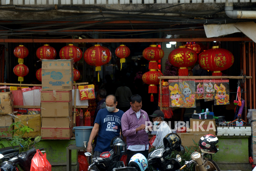 Sejumlah warga mencari berbegai kebutuhan untuk perayaan Imlek di Kawasan Glodok Pancoran, Jakarta, (ilustrasi)