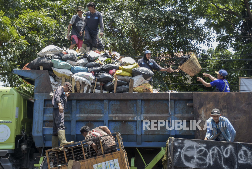 Petugas kebersihan mengangkut sampah ke dalam truk di Pasar Astanaanyar, Kota Bandung, Jawa Barat, Kamis (26/10/2023). 
